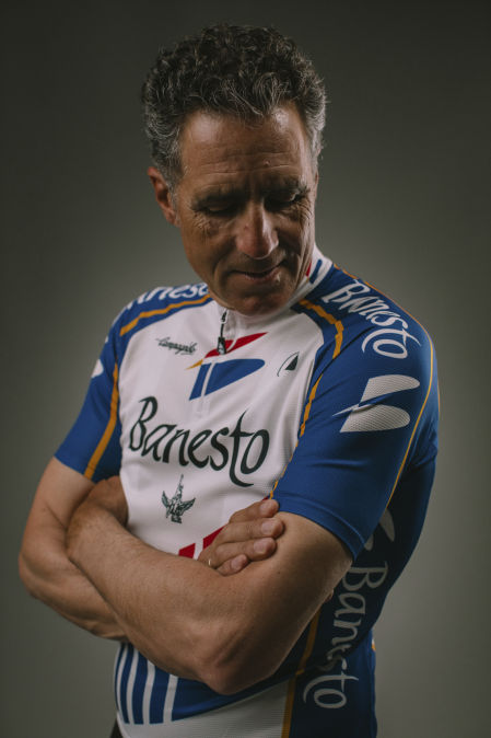 Miguel Indurain vistiendo la nueva edición del maillot del equipo Banesto.