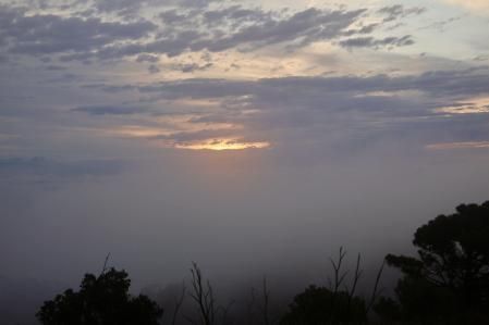 Primer amanecer de julio en Begur con nubes, niebla y ambiente frío.