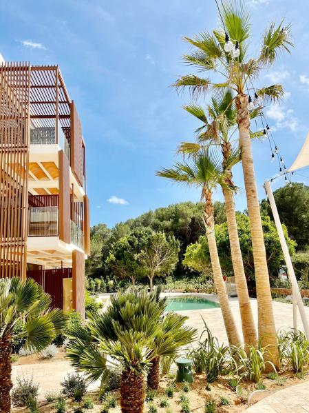 El hotel se integra en el paisaje del norte de la isla