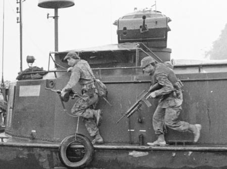 Dos SEAL fotografiados en un Assault Support Patrol Boat (ASPB).