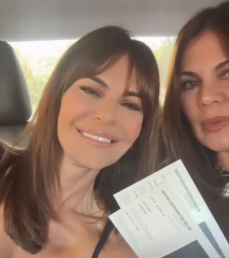 María José Suárez y su hermana Raquel camino al concierto