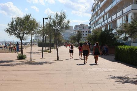 Aspecto del paseo marítimo de Roses, el pasado fin de semana tras la intervención policial.