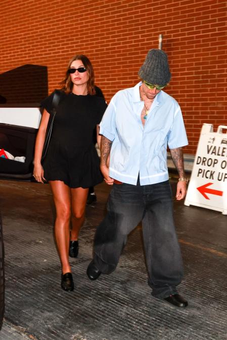 Hailey Bieber con el minivestido negro de Après Studio en Los Ángeles