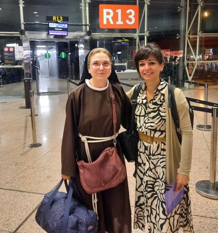 Sor Isaura Marcos i Marta Juvanteny, a l'aeroport, abans de sortir cap a Itàlia.