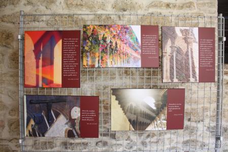 Fotos exposades de sor Isaura al claustre d'Assís.