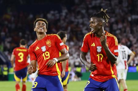 Nico Williams y Lamine Yamal celebrando con un gol la victoria contra Georgia