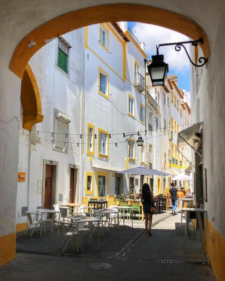 Una calle del casco antiguo de Évora