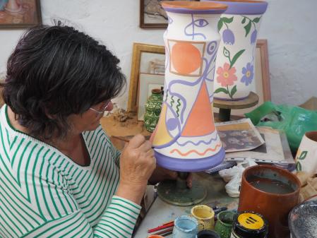 Nélia Santos pinta una pieza en su 'olaria'