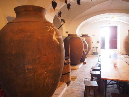 Ánforas de barro en las que se elabora el vino de 'talha'
