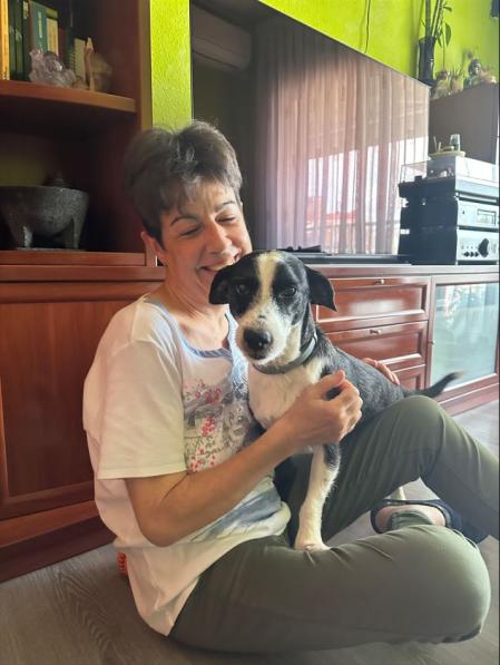 Hace tres meses que María Jesús adoptó a Molón, que ni siquiera tenía nombre, y ya es un perro nuevo