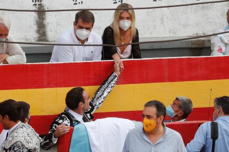 Ana Soria, en el tendido, mostrando su apoyo a Enrique Ponce durante una corrida
