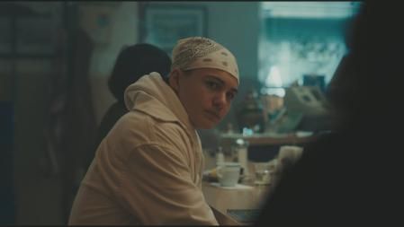 Javon Walton está magnético como un testigo de los hechos.