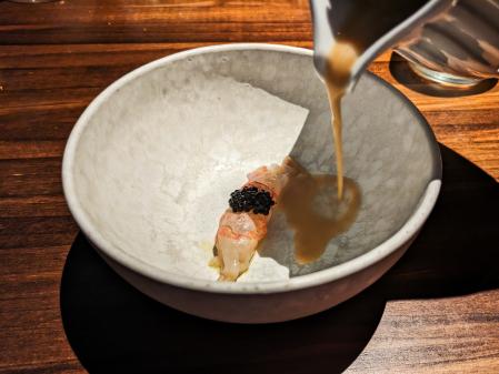 Cigala cruda con caldo de cigala