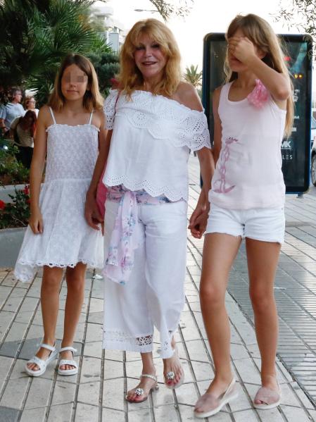 Tita Cervera junto a sus hijas en una imagen de archivo