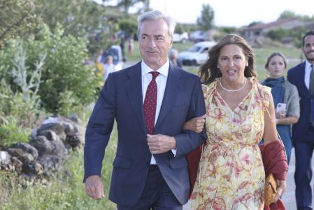 Carlos Sainz y su mujer, Reyes Vázquez de Castro, en la boda de Verónica Urquijo Barreiros y Roberto Truque Salto