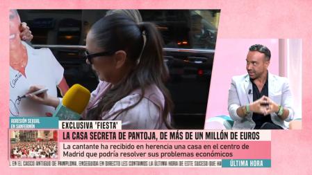 En los buzones que hay en el portal, sigue apareciendo el nombre real del artista, Alberto Aguilera.