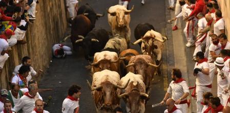 Un toro acaba con un cuerno partido en un rápido y peligroso segundo encierro de los Sanfermines