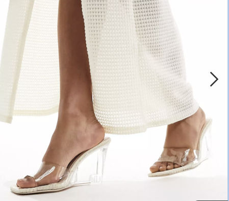 Mules transparentes con tacón de cuña acrílico de Public Desire (31 euros)