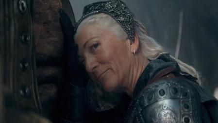 Eve Best, hablando con su dragón antes de ir a la guerra.