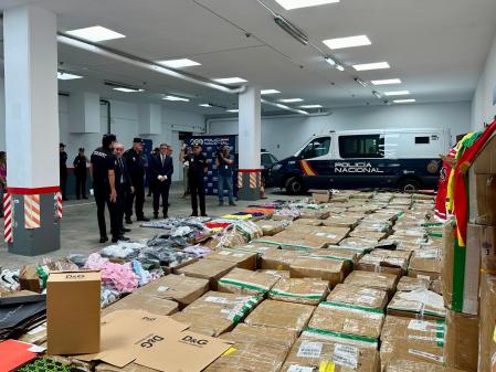 Cajas con el material falsificado dispuesto a ser repartido .