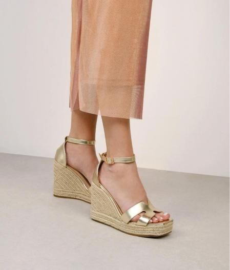 Sandalias de cuña doradas con esparto.