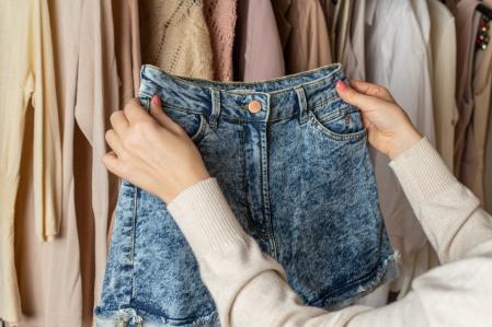 Mujer con unos pantalones cortos.