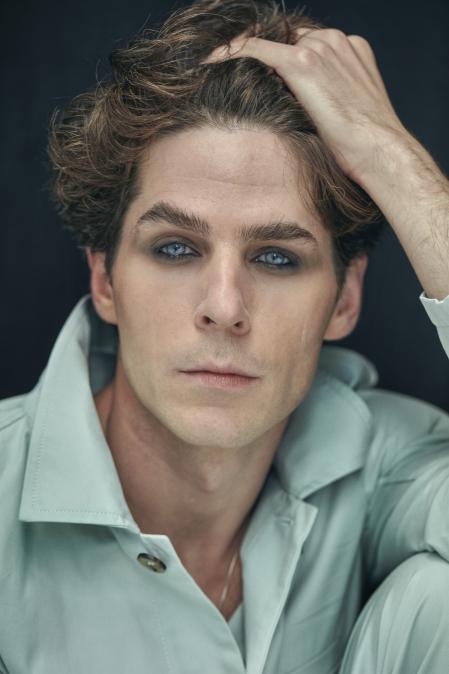 Sergio Bernal con chaqueta y pantalón A.P.C. para Noténom