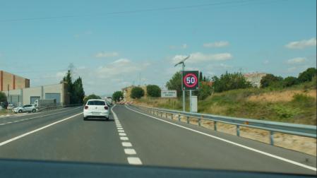 El panel informativo del cruce inteligente también muestra la velocidad máxima de la vía