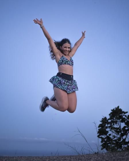 Paula Andrea Echeverri representando el movimiento en el entorno natural de la ermita de Sant Ramon, donde se puede hacer ejercicio al aire libre.