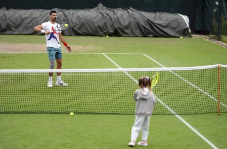 Novak Djokovic pelotea con su hija Tara, este miércoles en Aorangi Park, a un paso de Wimbledon
