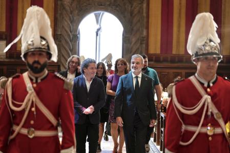 Gustavo Dudamel entrando en el consistorio junto al alcalde, Jaume Collboni
