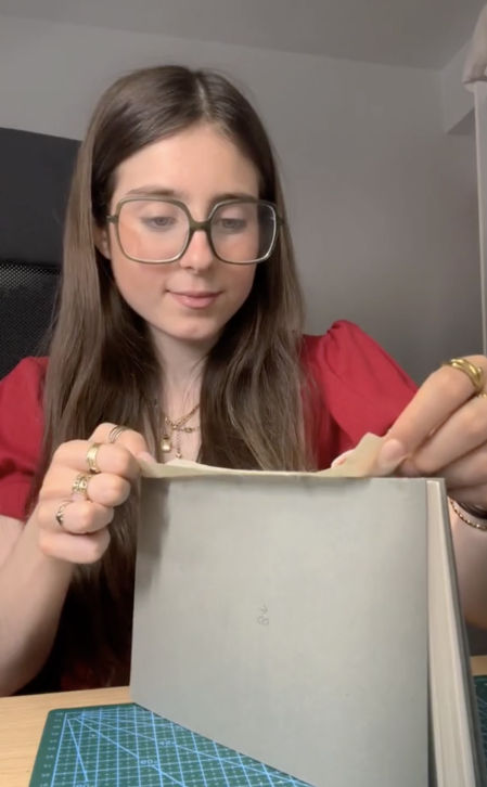 Rocío Bueno en medio del proceso de elaboración del libro