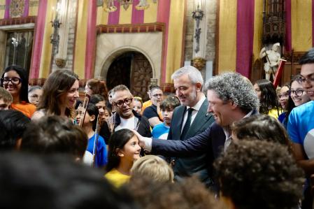 Dudamel rodeado junto a Collboni de los asistentes a su nombramiento