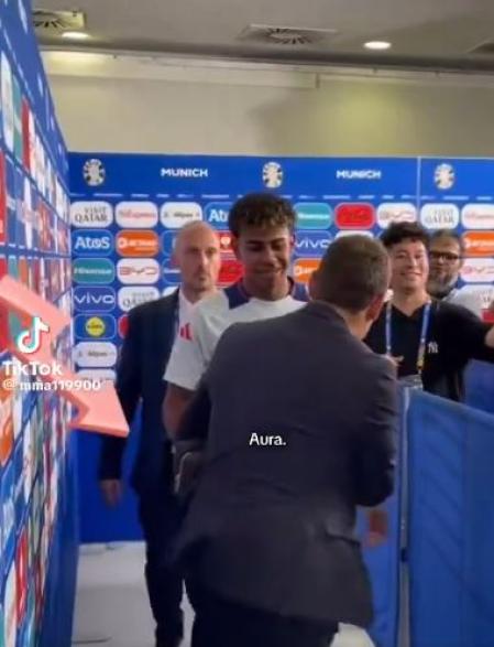 El responsable de comunicación le arrebata la máscara