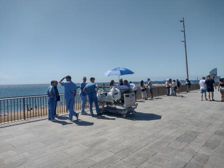 Pacientes del hospital del mar viendo el mar