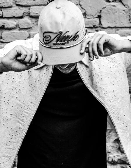 Un modelo con la gorra más famosa de la marca y una chaqueta con detalles florales