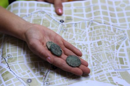 Las monedas antiguas halladas durante la excavación arqueológica