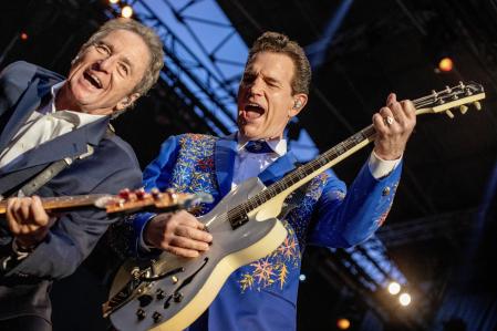 El estadounidense Chris Isaak intentará conquistar al auditorio con sus éxitos