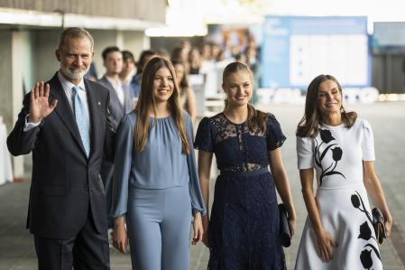 Los Reyes, la princesa Leonor y la infanta Sofía, el 10 de julio de 2024, en la entrega de los premios Princesa de Girona que se celebró en Lloret de Mar