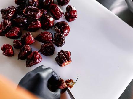 Preparando los picantes para las salsas en Onima