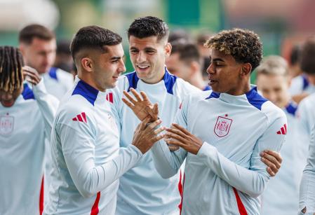 Ferran Torres felicitando a Lamine Yamal