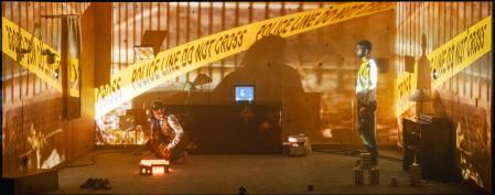 Dos únicos proyectores consiguen invadir todo el set con imágenes que transcurren a gran velocidad, recreando la asociación que hacen los bancos de datos digitales