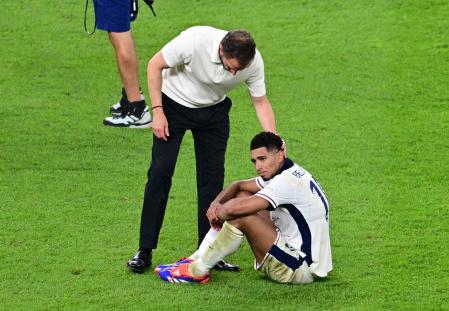 Soccer Football - Euro 2024 - Final - Spain v England - Berlin Olympiastadion, Berlin, Germany - July 14, 2024 England manager Gareth Southgate and Jude Bellingham look dejected after the match REUTERS/Angelika Warmuth