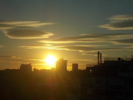 Puesta de sol en Torres Blancas entre las nubes lenticulares.