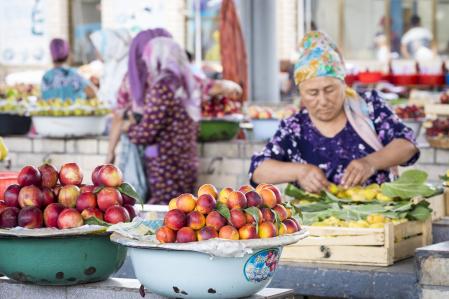 Venta de frutas en el mercado de Margilan