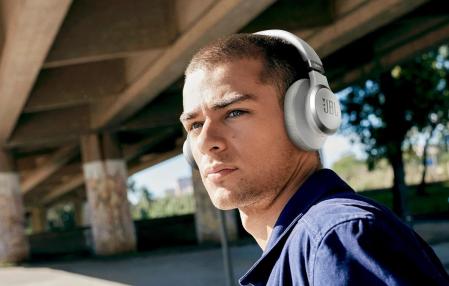 Montan unos drivers de gran tamaño que hacen que el sonido quede atrapado entre ellos y tus oídos