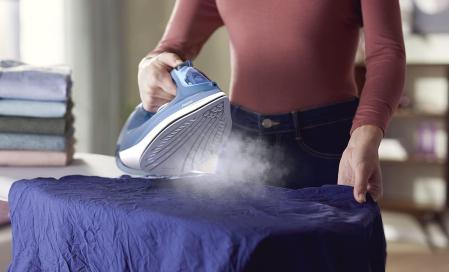 Planchado con vapor constante y sin arrugas con esta plancha Philips económica
