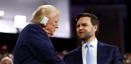 Trump reaparece con la oreja vendada después de sobrevivir al intento de asesinato