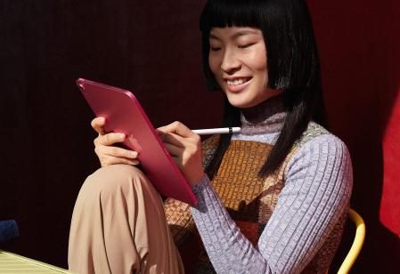 Este iPad sigue el diseño de los nuevos iPad Pro con unos marcos muy delgados y el diseño premium de todos los años