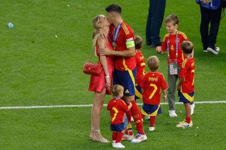 Alice Campello y Álvaro Morata se funden en un beso tras la victoria de la selección española